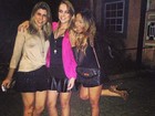 Irmã de Neymar usa look curtinho em noite com amigas