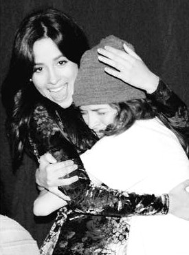 Camilla Cabello, do Fifth Harmony, abraça fã após show no Brasil (Foto: Reprodução / Instagram)