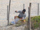 Exemplo! Paulinho Vilhena cata lixo em praia no Rio
