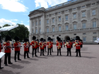 Príncipe George ganha parabéns da Guarda Real Britânica. Assista!