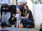 Carla Bruni brinca com a filha e a menina aponta para o paparazzo
