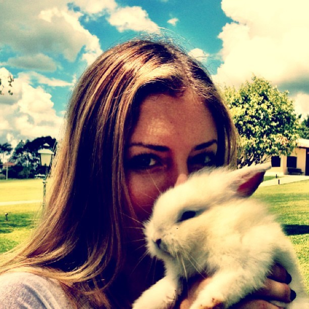 Fabiana Justus tira foto com coelhinho (Foto: Instagram / Reprodução)