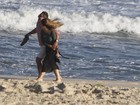 Cleo Pires e Alexandre Nero gravam cena de romance na praia