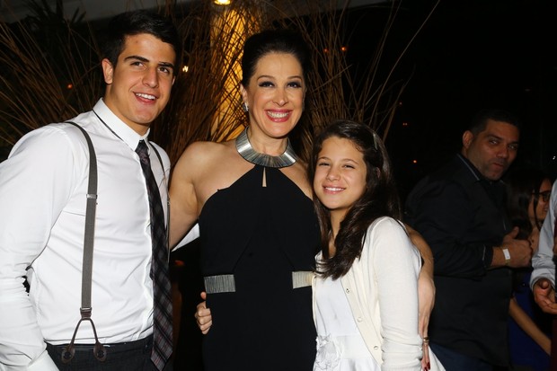 Claudia Raia posa com os filhos Enzo e Sophia (Foto: Marcello Sá Barretto e Henrique Oliveira/ AgNews)