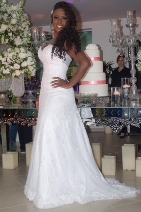 Adélia vestida de noiva (Foto: Cauê Garcia/Divulgação)