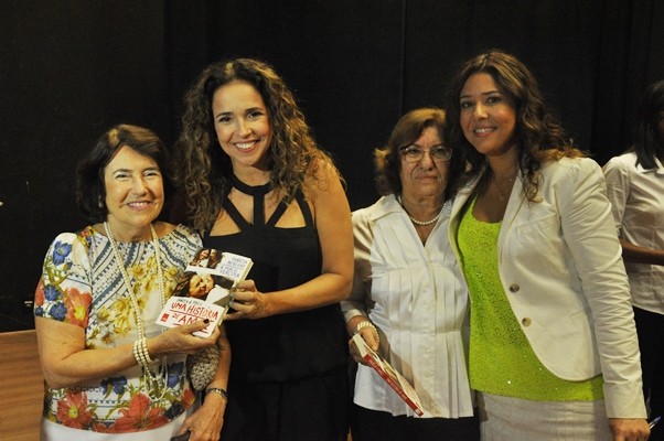 Daniela Mercury e Malu Verçosa com as mães (Foto: Genilson Coutinho / Divulgação)