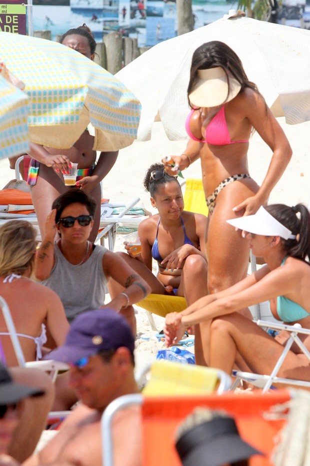Thammy Miranda e namorada, Andressa Ferreira na praia (Foto: Marcos Ferreira / FotoRioNews)
