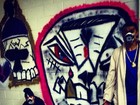 Justin Bieber posta foto de máscara em frente a  muro grafitado