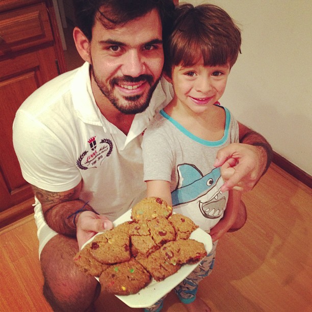Juliano Cazarré e o filho (Foto: Reprodução/Instagram)