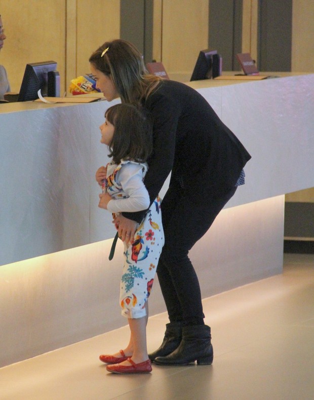 Débora Falabella com a filha (Foto: Marcus Pavão / AgNews)
