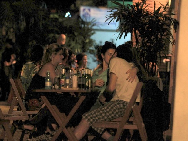 Fernanda Paes Leme troca beijos com rapaz em bar na Gávea, Zona Sul do Rio (Foto: Delson Silva/ Ag. News)