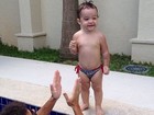 Rodrigo Faro vai para a piscina com a caçula: 'Já mergulha com o papai!'