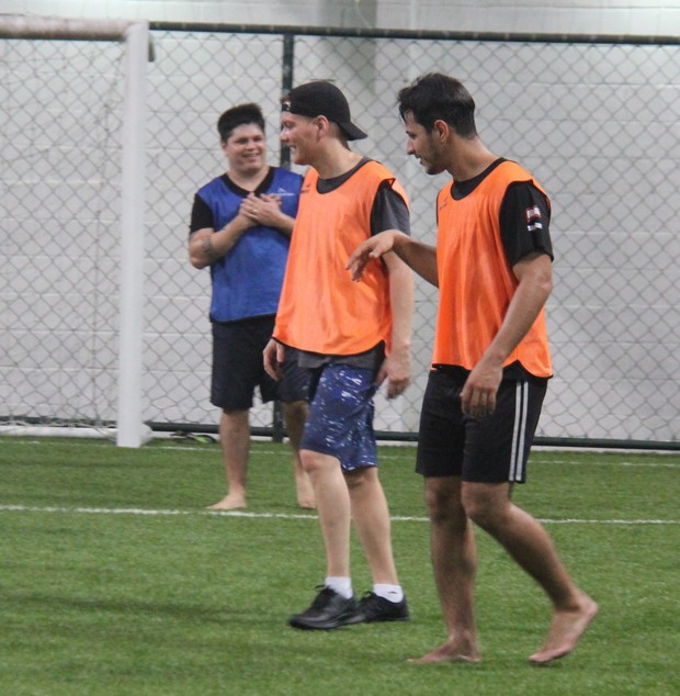 Michel Teló joga futebol com amigos em Belém (Foto: Wesley Costa / AgNews)