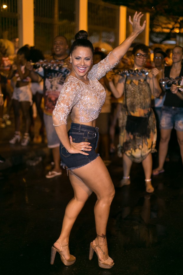 Viviane Araújo exibe look roqueira em noite de samba - OFuxico