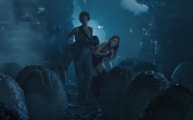 Ariana Grande em cena do filme 'Alien' (Foto: Reprodução)