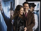 Robert Downey Jr. acaricia a barriga da mulher em première nos EUA