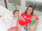 Ex-paquita Roberta Cipriani posa sorridente com os filhos gêmeos