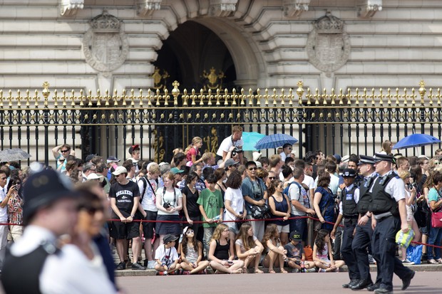 Súditos na porta do Palácio de Buckingham (Foto: AFP / Agência)