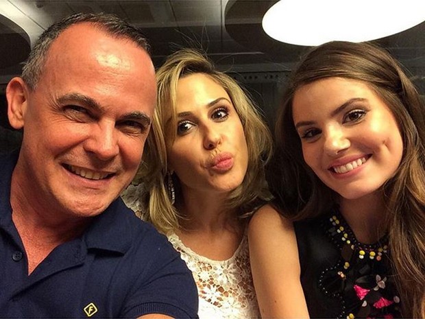 Guilhermina Guinle e Camila Queiroz posam com maquiador na festa de Verdades Secretas (Foto: Reprodução/Instagram)