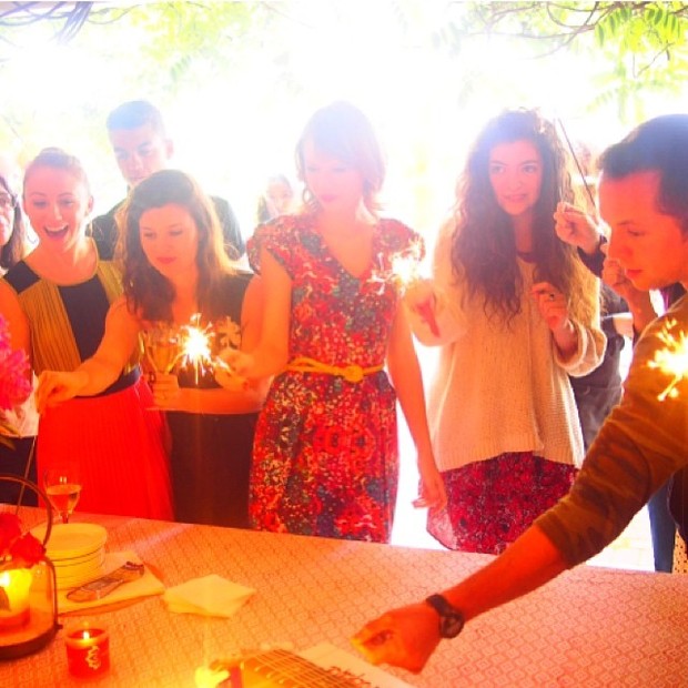 Taylor Swift ao lado de Lorde na mesa do bolo (Foto: Instagram)