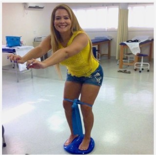 Geisy Arruda fazendo fisioterapia (Foto: Divulgação)