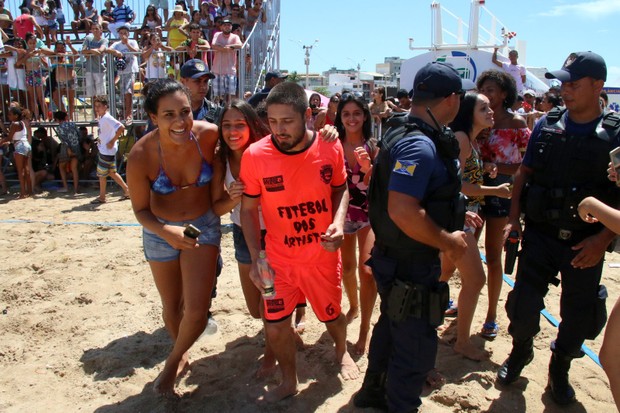 Artistas precisam da ajuda da policia em partida de futebol  (Foto: Cleomir Tavares / Divulgação)