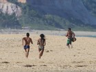 Momento de fúria: Naomi Campbell corre atrás de paparazzo na Bahia