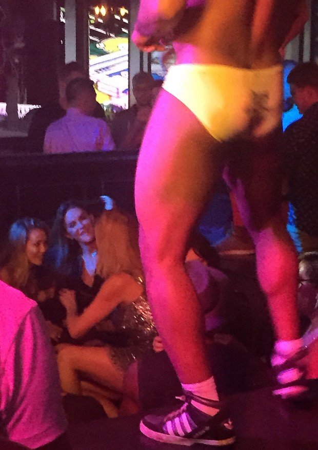 Caitlyn Jenner em bar gay (Foto: Grosby Group/Agencia)