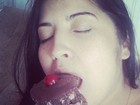Grávida, Priscila Pires comemora aniversário comendo doce