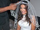 Ex-BBB Gyselle Soares se veste de noiva e brinca: 'Só falta o pedido'