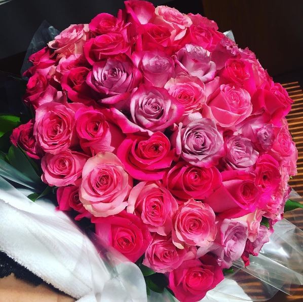 Marina Ruy Barbosa recebe flores do namorado (Foto: Reprodução/Instagram)