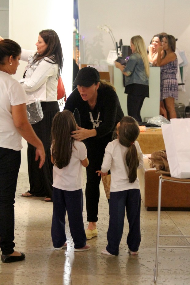 Giovanna Antonelli com as filhas no shopping (Foto: Wallace Barbosa / AgNews)