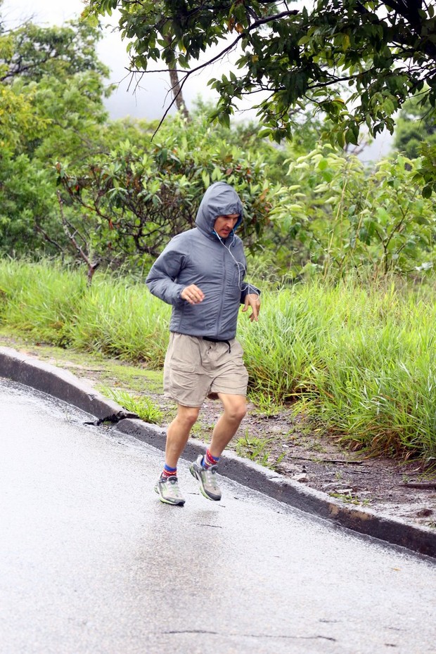 Matthew McConaughey indo correr no Parque das Mangabeiras (Foto: Gabriel Reis e Dilson Silva / Ag. News)