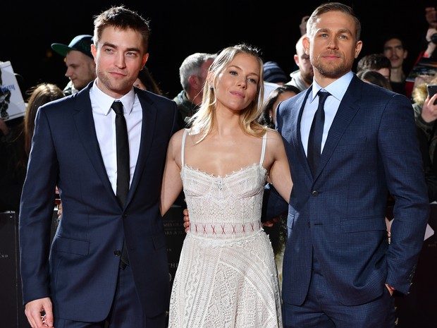 Robert Pattinson, Sienna Miller e Charlie Hunnam em première de filme em Londres, na Inglaterra (Foto: Ben Stansall/ AFP)