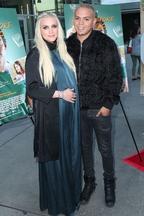 Ashlee Simpson e o marido, Evan Ross, em première em Los Angeles, nos Estados Unidos (Foto: David Buchan/ Getty Images/ AFP)