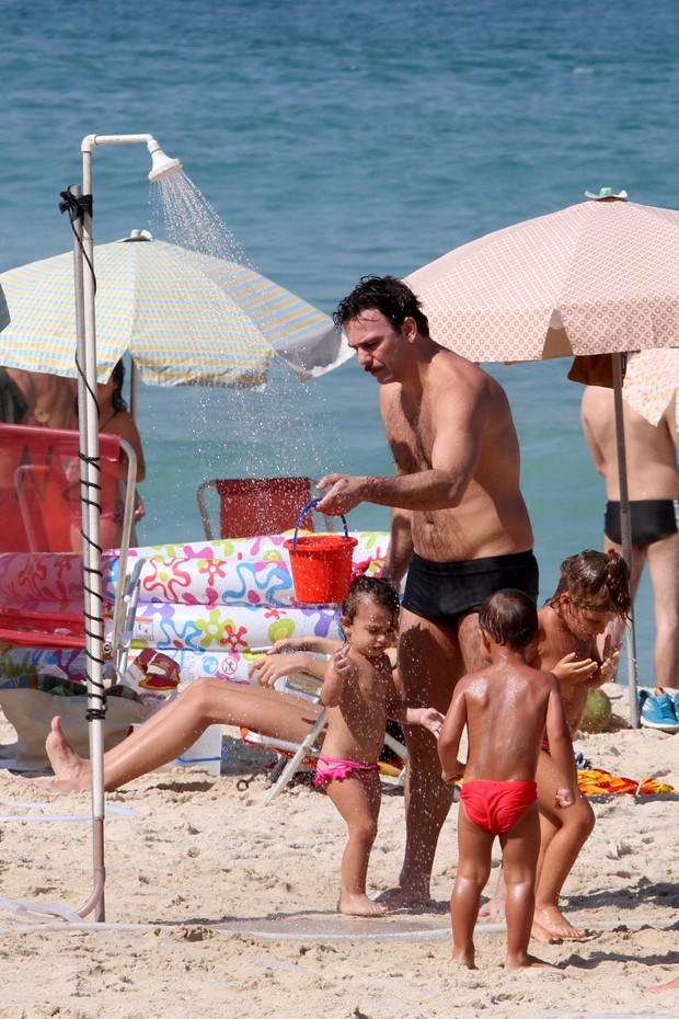 Marcelo Farias na praia com a familia (Foto: Wallace Barbosa/AgNews)