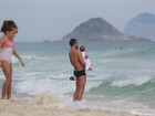 Malvino Salvador curte praia com Kyra Gracie e a filha
