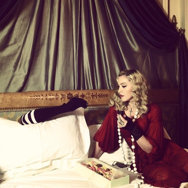 Madonna posa em cama (Foto: Instagram/ Reprodução)