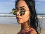 Ex-BBB Mayara Motti usa bolsa de R$ 4 mil para ir a praia: 'Tomando um sol'