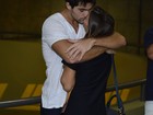 Pérola Faria troca beijos com o namorado em estreia de peça
