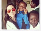 Tatá Werneck posta foto com crianças na África