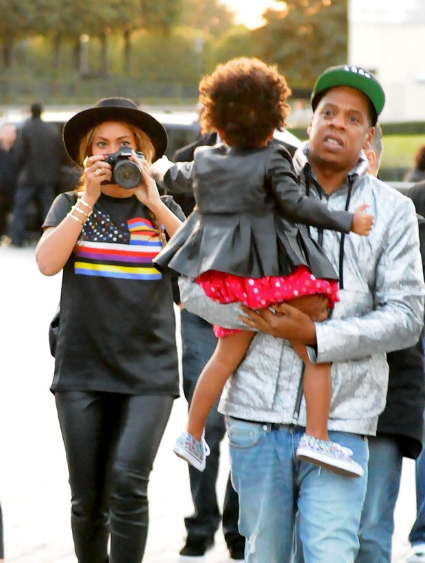 Beyoncé com Jay-Z e a filha, Blue Ivy Carter, em Paris, na França (Foto: Grosby Group/ Agência)