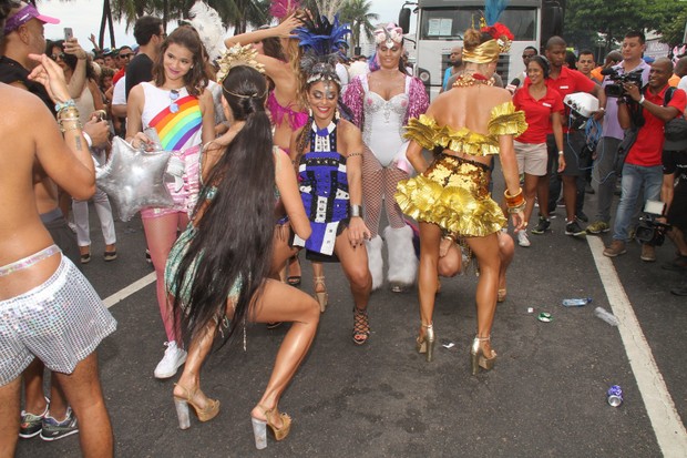 Bruna Marquezine e  Juliana Paes no Bloco da Favorita em Copacabana (Foto: Thyago Andrade- Brazilnews)