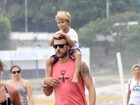 Rodrigo Hilbert leva os filhos a praia e joga vôlei
