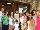 Almoço em família! Kaká e Carol Celico almoçam com os filhos 