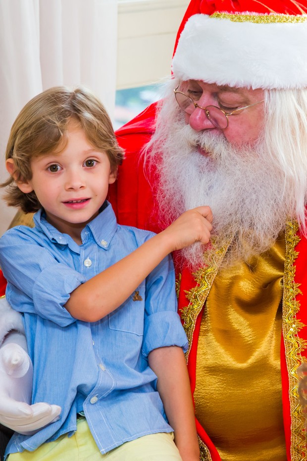 Vittorio confere se a barba do Papai Noel é de verdade (Foto: Manuela Scarpa/Brazil News)