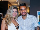 Dani Souza deixa sutiã à mostra em evento com Dentinho e Mirella Santos