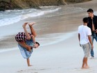 Bruno Gissoni e Rodrigo Simas lutam capoeira com o irmão mais novo
