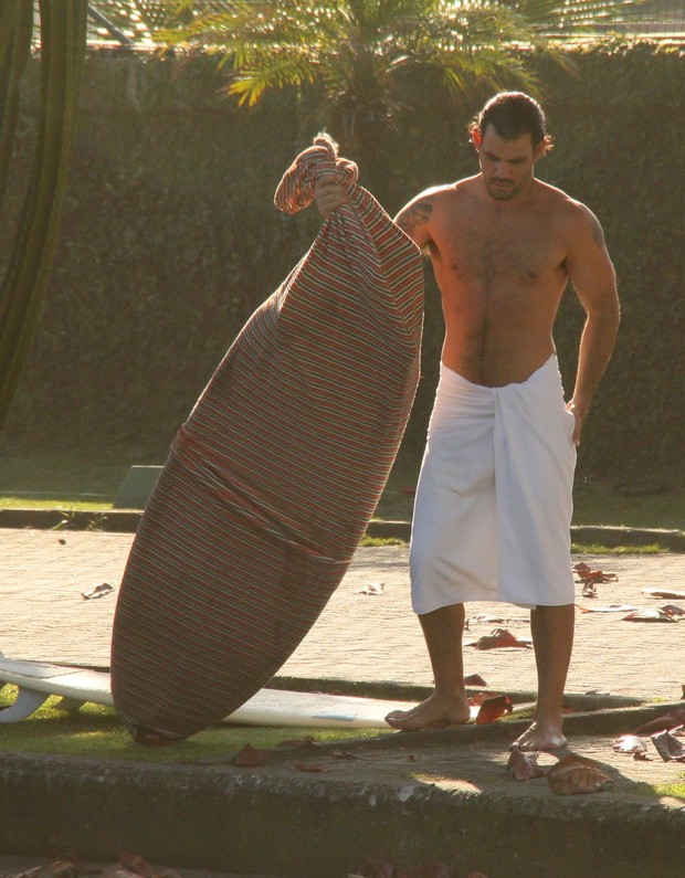Juliano Cazarré na praia da Barra da Tijuca, RJ (Foto: Gabriel Rangel / Agnews)