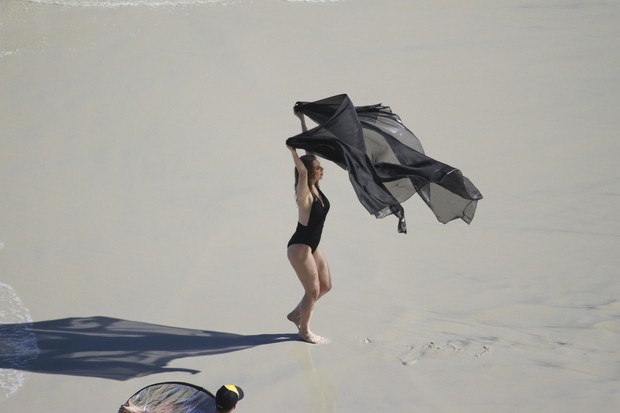 Letícia Spiller fotografa na praia (Foto: Dilson Silva / AgNews)